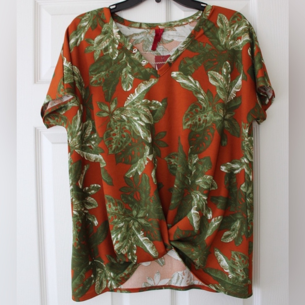 Love Scarlett | Leaf Print Short Sleeve Women's Top